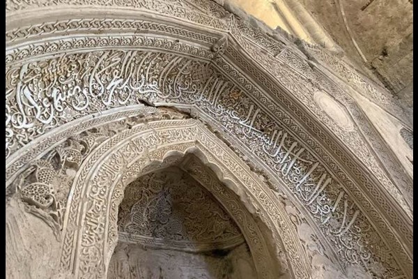 بنای ۹۰۰ ساله در انزوا