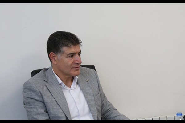 خدمتگزارِ بی‌دریغ، مردمدارِ نیک‌نهاد