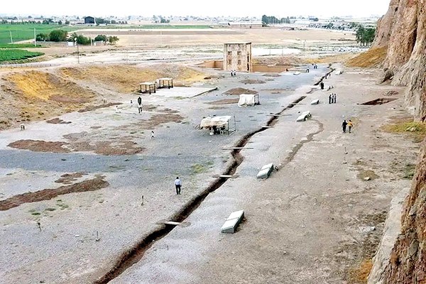 پاس گل به «تخریب» تاریخ ایران