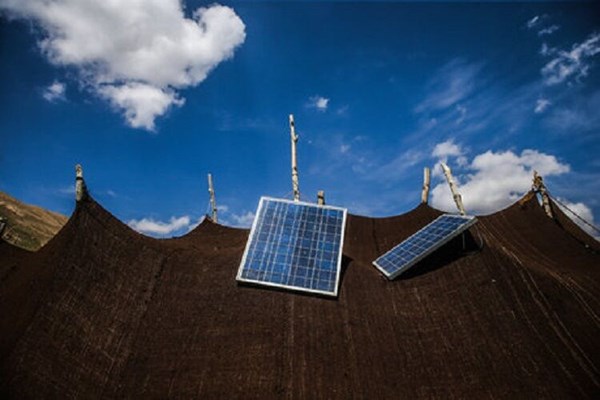 پنل‌های خورشیدی بر فراز سیاه‌چادرهای عنبرآباد
